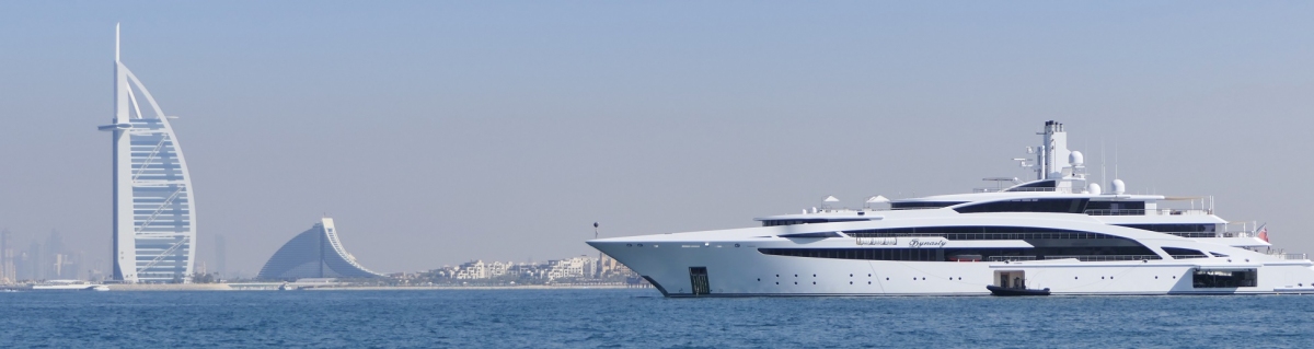 Mega Yacht am Burj al Arab Dubai (Alexander Mirschel)  Copyright 
Informazioni sulla licenza disponibili sotto 'Prova delle fonti di immagine'